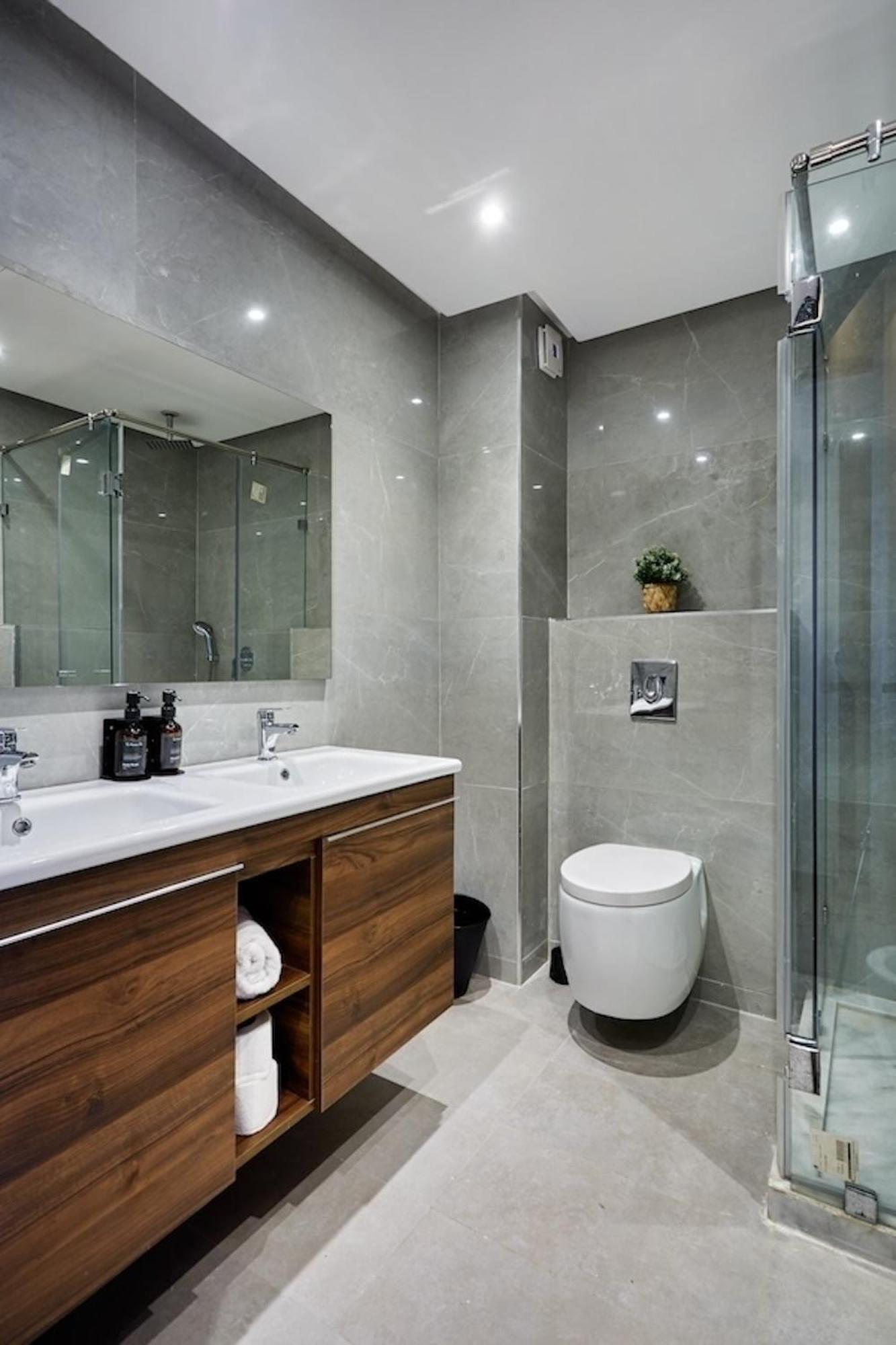 Your Away From 2 Bed Flat With Parking Apartment